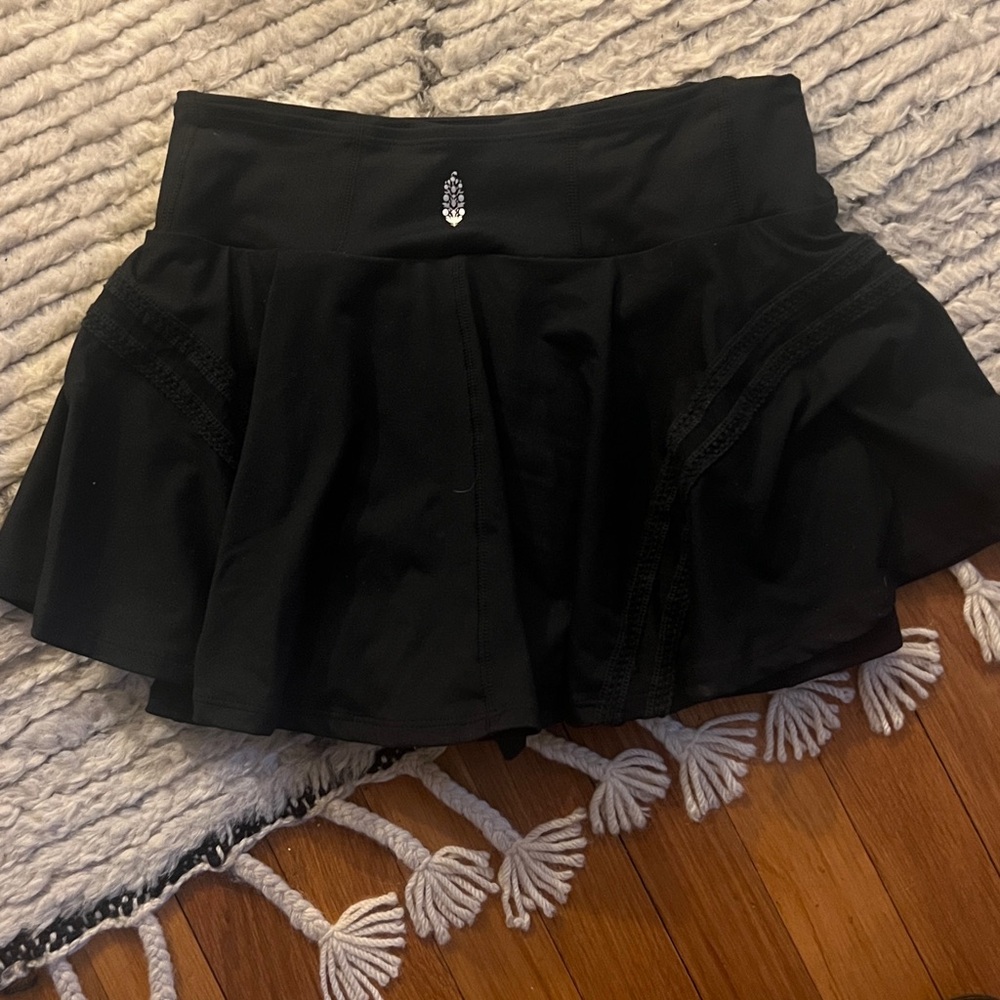 Free movement Med black skirt with under shorts excellent